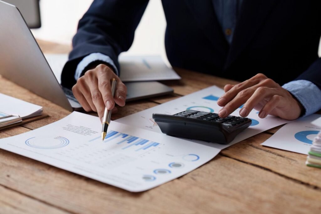 When Your Business Can’t Pay Its Debts: How Fractional CFO Support Changes the Outcome